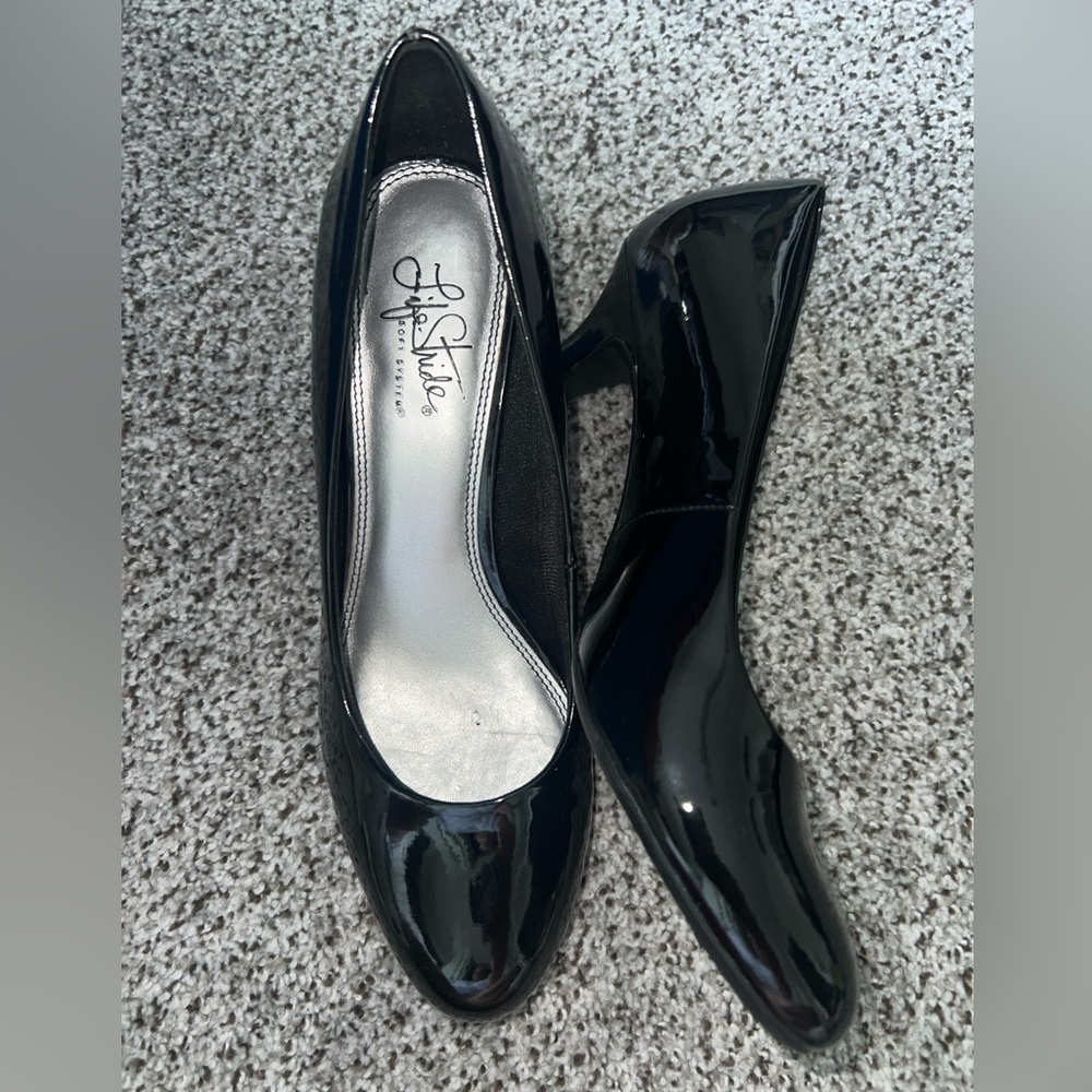 Life Stride Sz 9 black patent pumps